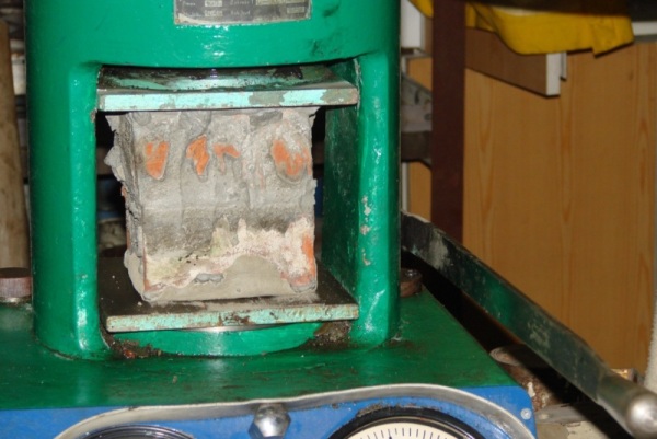 Badanie wytrzymałości cegły na ściskanie w prasie hydraulicznej